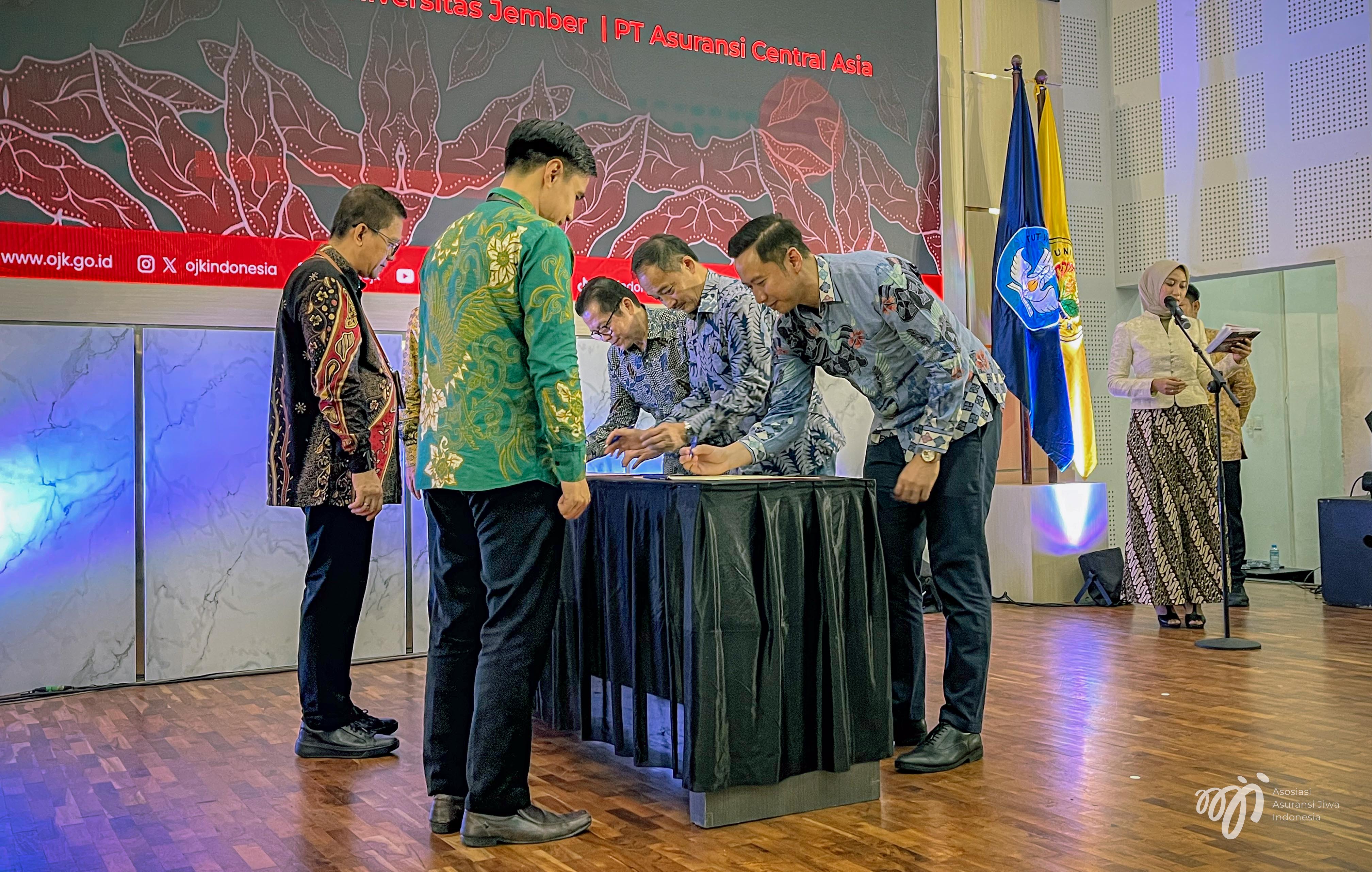 Kuliah Umum OJK dan AAJI di Universitas Jember